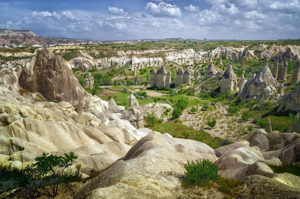 Imponujące fungous formami piaskowca i wzgórza w kanionie w Cappadocia, Nevşehir prowincji, Anatolia Region Turcji, Asia. Piękno przyrody koncepcji tło.  - Zdjęcie, obraz