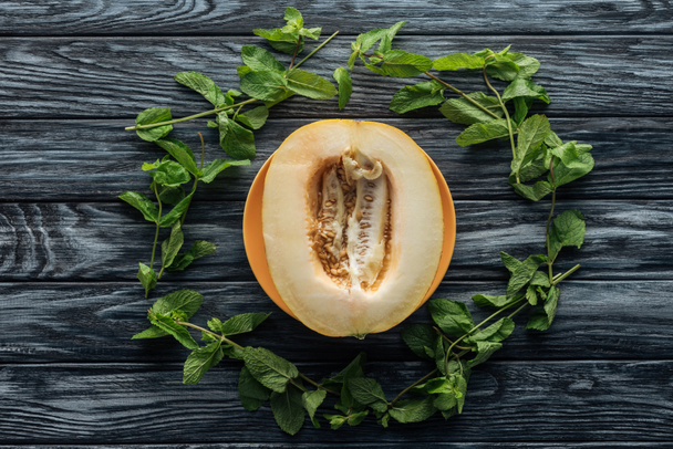 pohled shora čerstvé zralé cukrovým melounem a čerstvé máty na dřevěný povrch - Fotografie, Obrázek