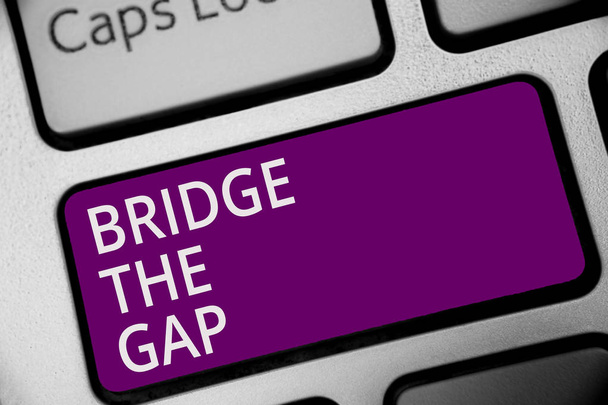 Metin köprüsü Gap yazılı kelime. İş kavramı Overcome engelleri meydan cesaret güçlendirme klavye mor anahtar için niyet oluşturmak bilgisayar bilgi işlem yansıma belge - Fotoğraf, Görsel