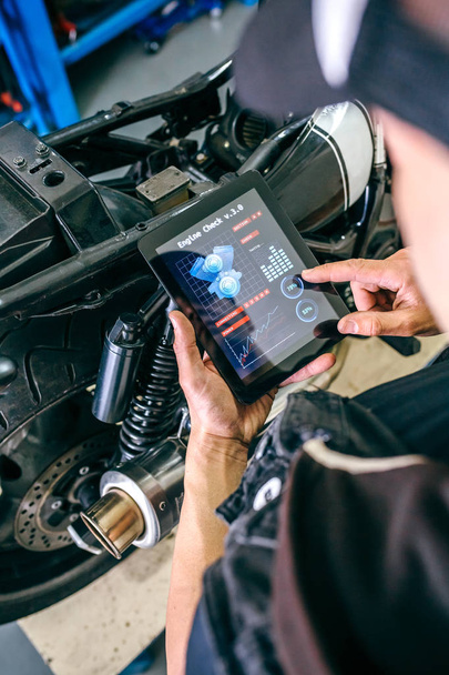 Motorcycle mechanic using tablet app - Foto, immagini