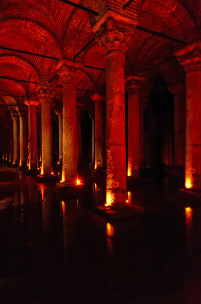 Cysterna Bazyliki - podziemny zbiornik retencyjny został zbudowany przez cesarza Justinianus w VI wieku, Istanbul, Turcja - Zdjęcie, obraz