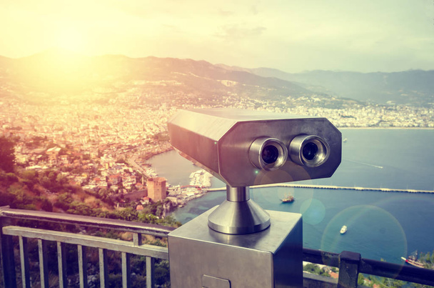Spettatore binoculare a gettoni vicino al lungomare di Antalya con vista sulla baia e sulla città
 - Foto, immagini