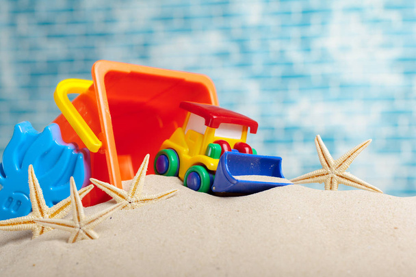 Children's toys on sand - Foto, afbeelding