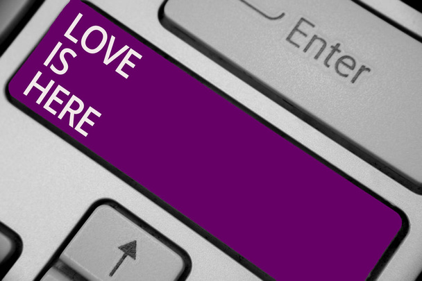 Κείμενο πινακίδα που δείχνει η αγάπη είναι εδώ. Εννοιολογική φωτογραφία ρομαντικό συναίσθημα υπέροχο συναίσθημα θετική έκφραση φροντίδα χαρά πληκτρολόγιο μωβ κλειδί πρόθεση δημιουργεί υπολογιστή computing έγγραφο προβληματισμού - Φωτογραφία, εικόνα