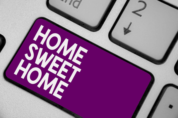 Home Sweet Home gösterilen yazma kavramsal el. İçinde ev sonunda rahat duygu rahat aile zaman klavye mor anahtar bilgisayar bilgi işlem yansıma belge vitrine iş fotoğraf - Fotoğraf, Görsel