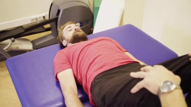 Retrato de un hombre durante los ejercicios en el centro de rehabilitación
 - Metraje, vídeo