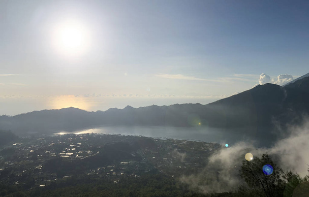 der batur-see und der vulkan liegen in den zentralen bergen von bali in der nähe des dorfes kintamani, indonesien. - Foto, Bild