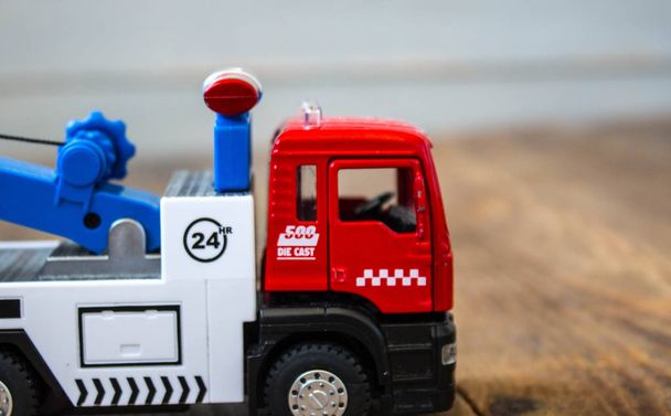 木製の背景に牽引トラック子供のおもちゃ - 写真・画像