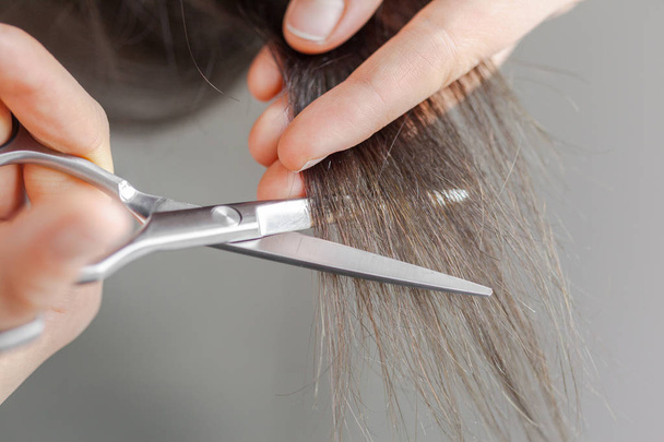 Woman does a haircut - Foto, Bild