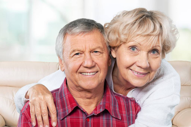 Felice coppia anziana sorridente su sfondo chiaro
 - Foto, immagini