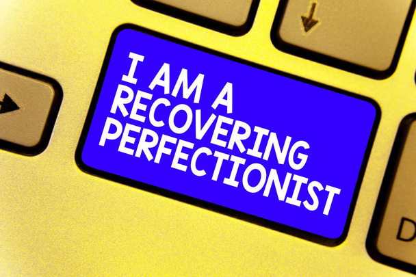 Ich bin ein erholsamer Perfektionist. Geschäftskonzept für Zwangsstörungen Erholung Tastatur Blue Key Absicht erstellen Computer Computing Reflexionsdokument - Foto, Bild