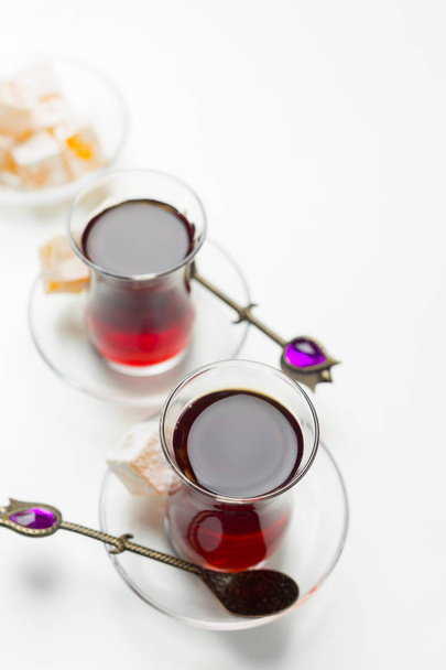 Red tea in Turkish glasses  - Foto, Bild