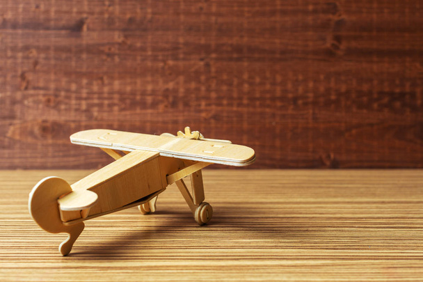 avión de juguete sobre la mesa - Foto, imagen