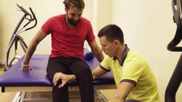 Orvos csinál, stretching gyakorlatok a fogyatékos ember - Felvétel, videó