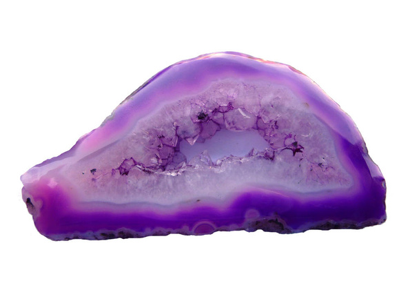 ブラジル産紫水晶。白と紫。大まかな処理をします。白い背景に分離. - 写真・画像