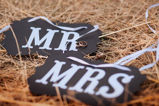Забавные жених и невеста с табличками "Мистер и миссис". С днем свадьбы!
 - Фото, изображение