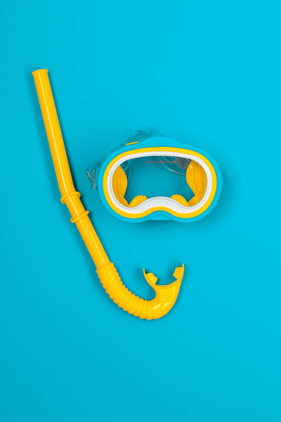 beach accessories on color background - Foto, Bild