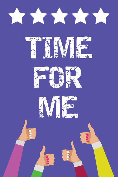 Текстовый знак "Время для меня". Концептуальное фото Я воспользуюсь моментом, чтобы быть с собой медитировать Расслабьтесь Счастье Мужчины женщины руки большие пальцы вверх утверждение пять звезд информации фиолетовый фон
 - Фото, изображение