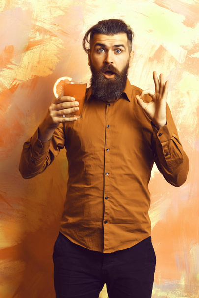 Brutal caucasian hipster holding tropical alcoholic fresh cocktail - Photo, Image