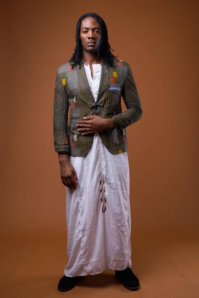Jeune homme africain beau portant des vêtements traditionnels
 - Photo, image