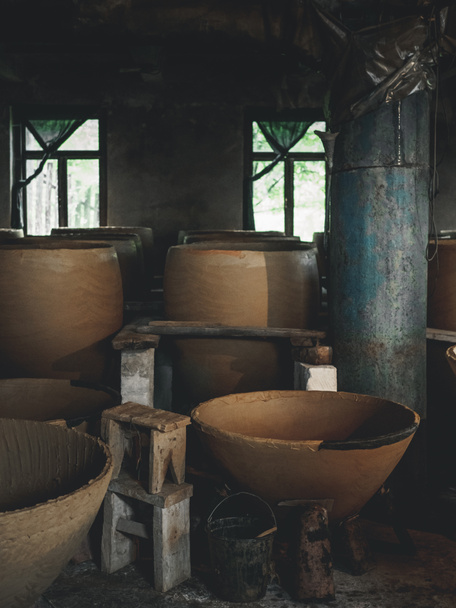 grandes cisternas de arcilla para la producción de vino en taller en Georgia
 - Foto, imagen