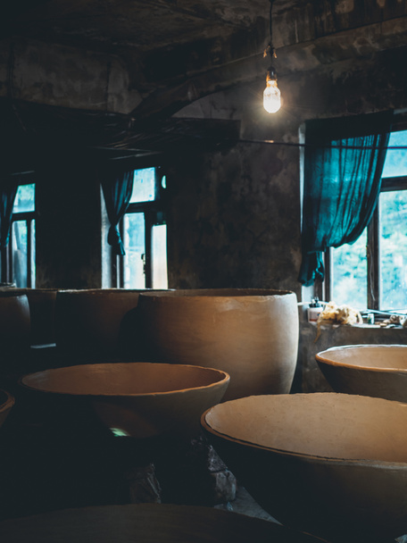 grandi cisterne di argilla per la produzione di vino e lampada in officina in georgia
 - Foto, immagini