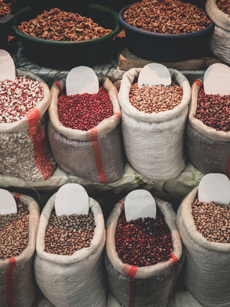 vue grand angle de différents types de haricots rouges dans des sacs sur le marché géorgien
 - Photo, image