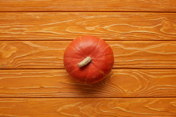top view of whole ripe pumpkin on wooden surface  - Foto, imagen