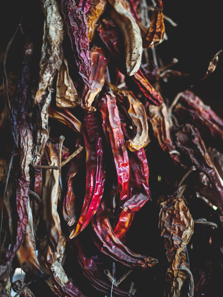 αποξηραμένα βιολογικά πιπεριές τσίλι κρέμονται νήματα σε γεωργιανό αγορά - Φωτογραφία, εικόνα
