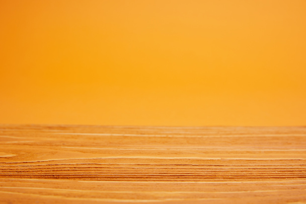 superficie de madera vacía y fondo naranja brillante
 - Foto, Imagen