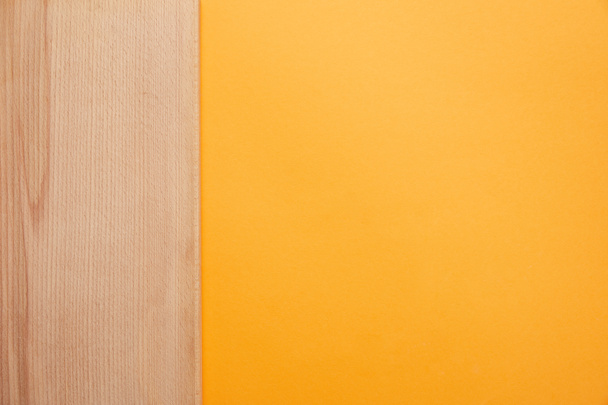 vista superior de fondo naranja brillante y superficie de madera
 - Foto, Imagen