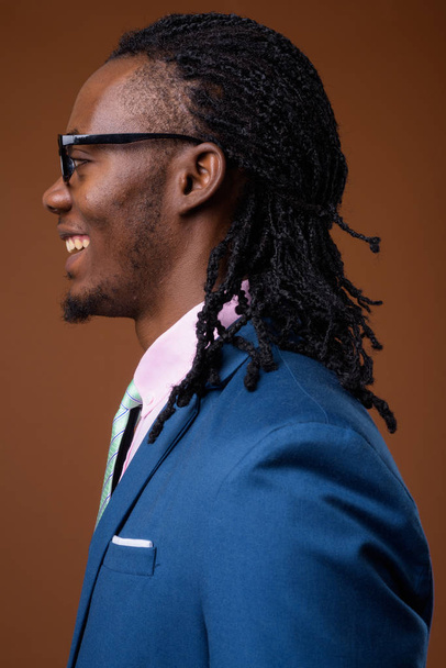 Jovem bonito empresário africano vestindo óculos contra br
 - Foto, Imagem