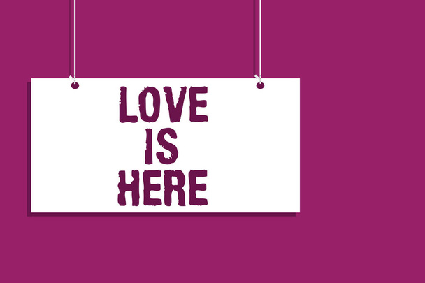 愛はここに書く手書き文字。概念意味ロマンチックな感じ素敵な感情正式ケア喜びハンギング ボード メッセージ通信を開く閉じる記号紫背景 - 写真・画像