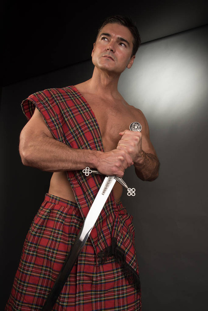 Il sexy highlander alza la spada
. - Foto, immagini