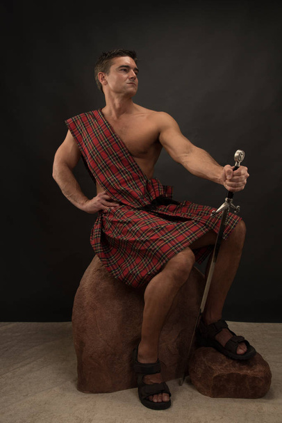 der sexy Highlander posiert für die Kamera. - Foto, Bild