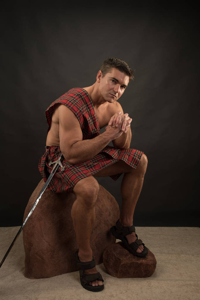 Sexy highlander przygotowuje się do bitwy - Zdjęcie, obraz