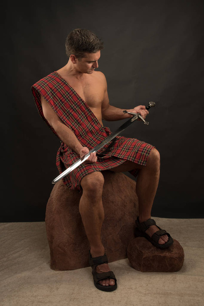 De sexy highlander bereidt zich voor op slag - Foto, afbeelding