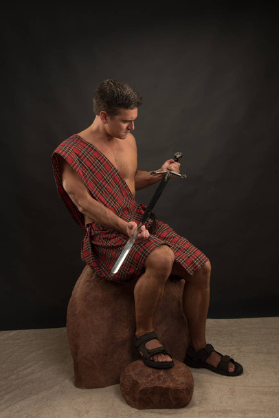 Der sexy Highlander bereitet sich auf den Kampf vor - Foto, Bild