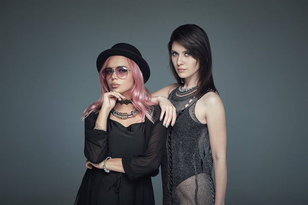 Due ragazze alla moda ritratto in posa
 - Foto, immagini