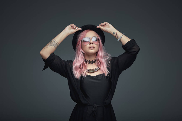 Портрет модной девушки с розовыми волосами
 - Фото, изображение