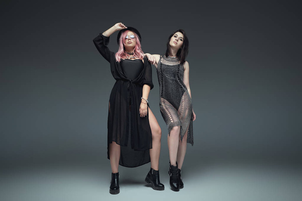 zwei modische Mädchen in schwarzen trendigen Outfits posieren - Foto, Bild