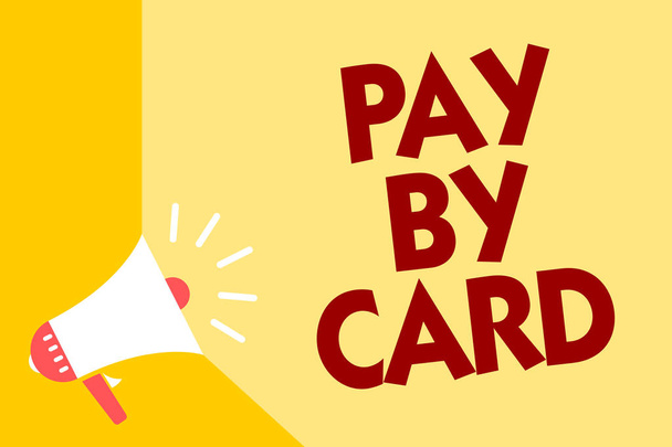 テキスト記号カード概念によって支払う写真支払いを示すクレジット デビット カード電子仮想お金ショッピング メガホン スピーカー黄色の背景の重要なメッセージが大声で話す - 写真・画像