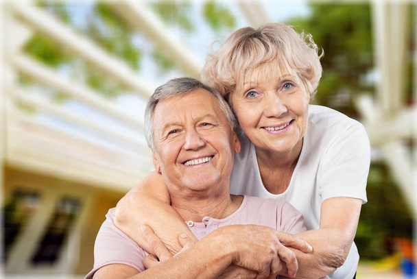 Счастливая пожилая пара улыбается на светлом фоне
 - Фото, изображение
