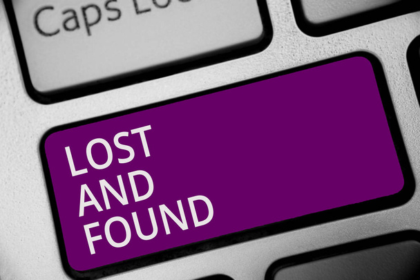 遺失物のテキストの書き込みを単語します。忘れられたもの検索サービス紫キーボード キーの意図を見つけられる場所のビジネス コンセプトを作成コンピューター計算反射ドキュメント - 写真・画像