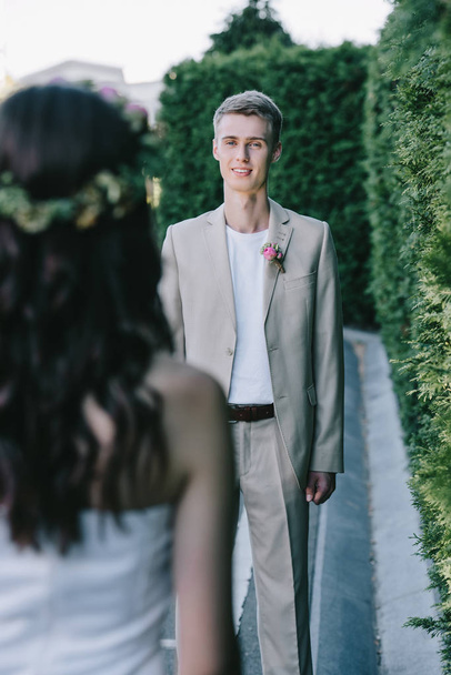 Selektivní fokus šťastný pohledný ženich nevěsta při pohledu - Fotografie, Obrázek