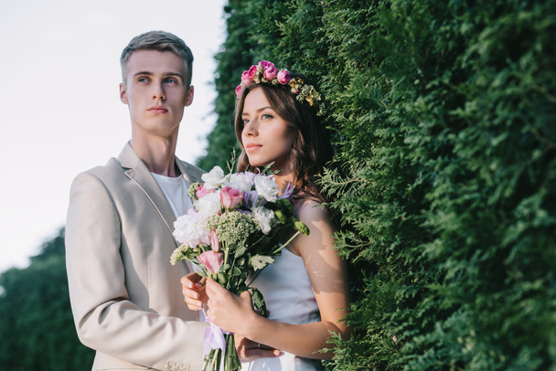 beautiful elegant wedding couple with floral bouquet - Foto, Imagen