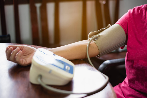 La donna si prende cura della sua salute controllando la pressione sanguigna
 - Foto, immagini