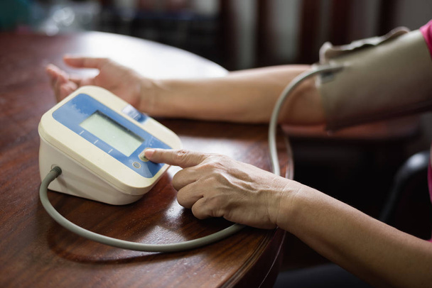Žena se stará o její zdravotní kontrolou krevní tlak - Fotografie, Obrázek
