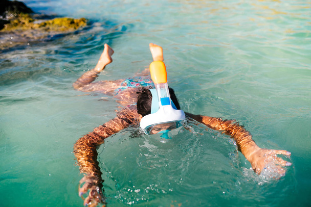 Καλοκαίρι Πορτρέτο γυναίκας εξερευνώντας ωκεανό ύφαλο, κολύμβηση με αναπνευστήρα και κολύμπι  - Φωτογραφία, εικόνα