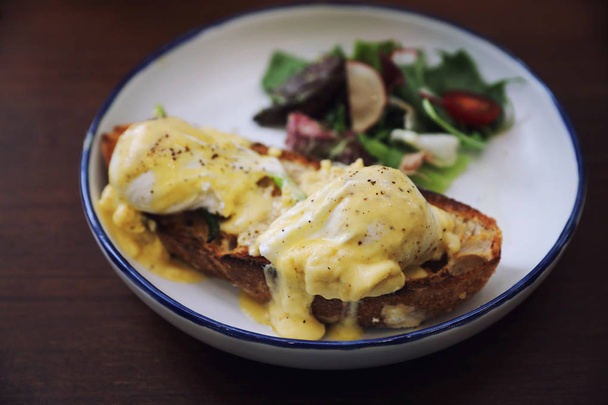 Huevo benedicto, huevos escalfados con tostadas sobre fondo de madera, desayuno inglés
 - Foto, Imagen